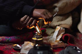 Brak dostępu do nowoczesnej opieki zdrowotnej i trudne warunki życia to niektóre z przyczyn popularności opium. Samad podczas jednej z codziennych sesji.