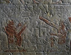 Relief z czasów VI dynastii egipskiej (ok. 2400 lat p.n.e.) przedstawiający sprzedawcę z wagą i klienta.