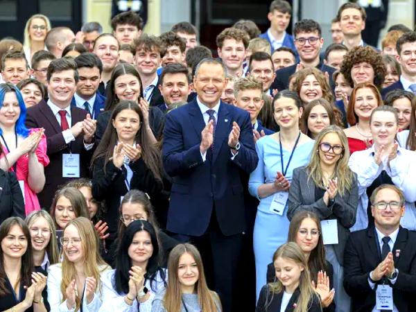 Temat tygodnia: Narcyz w Pałacu, czyli rocznica Nawrockiego. Jak „wojownik” stał się przewidywalnym „wetomatem”?