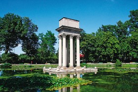 Tarnów, mauzoleum Józefa Bema, sarkofag z prochami i ziemią z pól bitew wznosi się na kolumnach, na wysepce stawu w Parku Strzeleckim.