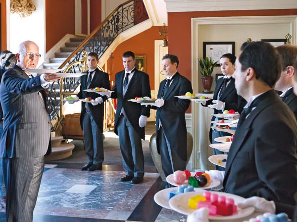 Międzynarodowa Akademia Kamerdynerów. Pierwszy z lewej jej założyciel - Robert Wennekes.