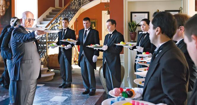 Międzynarodowa Akademia Kamerdynerów. Pierwszy z lewej jej założyciel - Robert Wennekes.