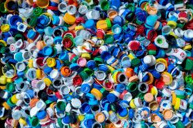 Granulat powstały z nakrętek można użyć na przykład do produkcji opakowań, doniczek czy rur.