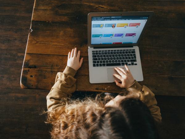 Jakie są aktualne wytyczne nauki o tym, ile czasu młody człowiek może spędzać przed ekranem i w internecie?