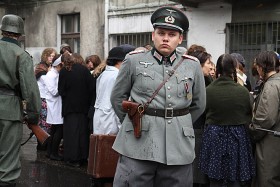 Po ulicach dudnią podbite buty żołnierzy.