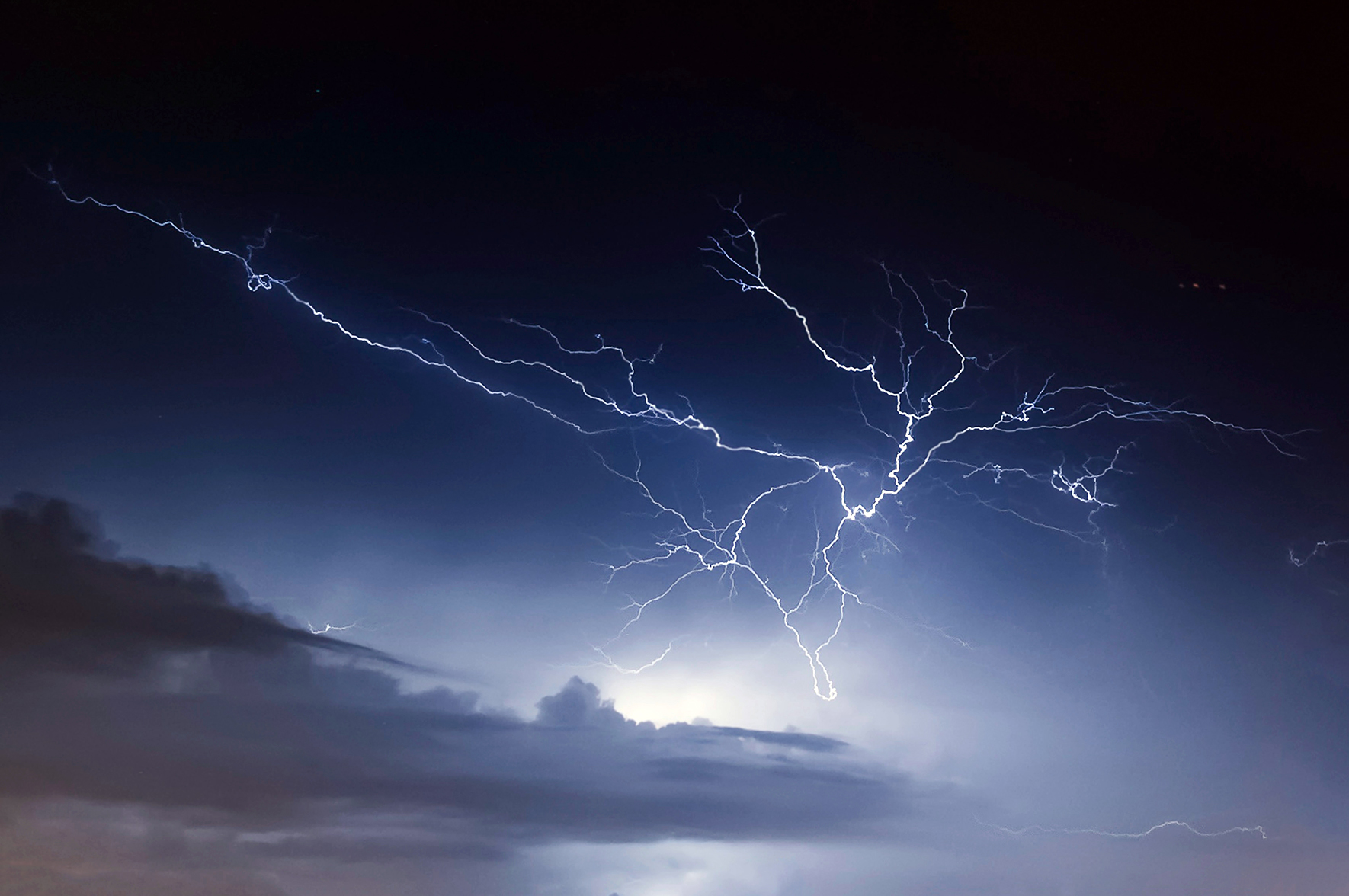 Laserowa pęseta rozpracowuje pioruny