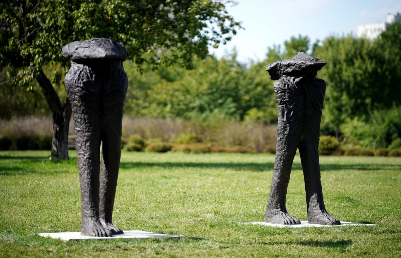 Rzeźby Magdaleny Abakanowicz „Zinaxin” i „Dolacin” w Parku Rzeźby na Bródnie w Warszawie