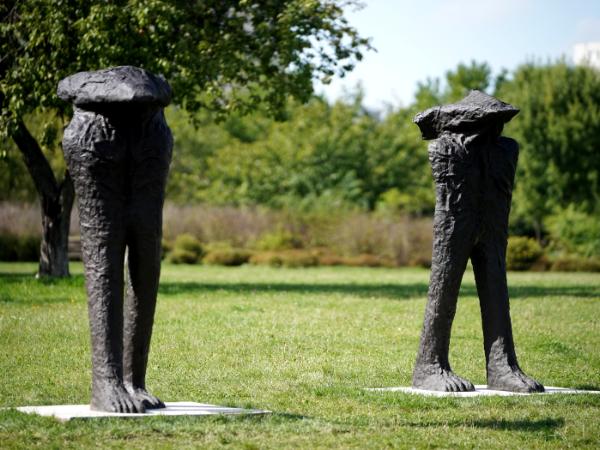 Rzeźby Magdaleny Abakanowicz „Zinaxin” i „Dolacin” w Parku Rzeźby na Bródnie w Warszawie