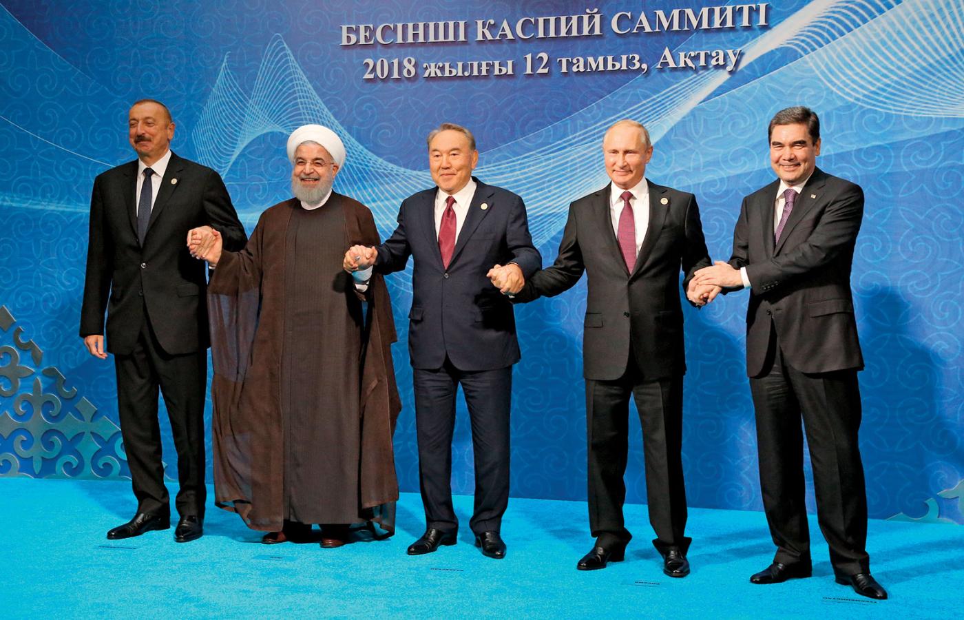 Prezydenci: Ilham Alijew, Hasan Rohani, Nursułtan Nazarbajew, Władimir Putin i Gurbanguli Berdimuhamedow podczas szczytu państw nadkaspijskich w kazachskim Aktau,12 sierpnia 2018 r.