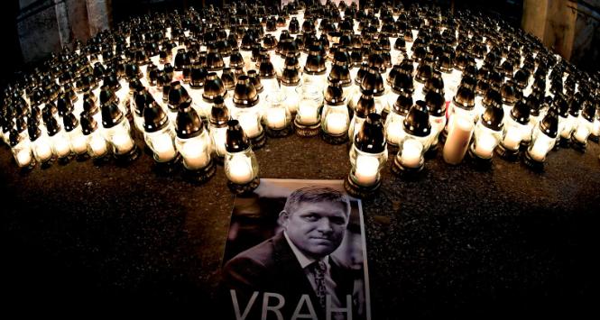 Hołd dla zamordowanego dziennikarza Jana Kuciaka i jego narzeczonej Martiny Kusznirovej, z przodu zdjęcie b. premiera Roberta Fico z napisem „Zabójca”.