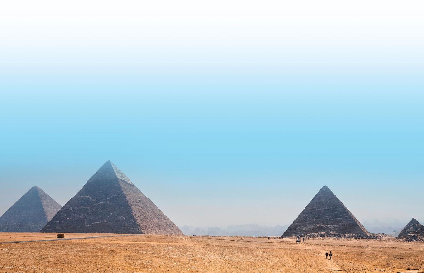 Współczesny widok na trzy największe piramidy w Gizie: Chefrena, Cheopsa i Mykerinosa.