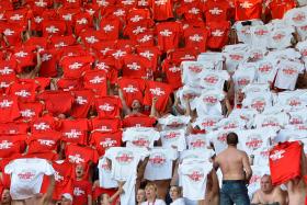 Kibice Widzewa Łódź podczas meczu z KGHM Zagłębie Lubin, maj 2014 r.