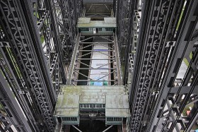 Niederfinow, podnośnia statków - pokonują tu 36 m różnicy poziomów wody w Odrze i Haweli.