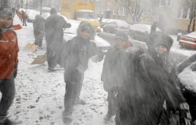 Śnieżki. Dzieci już po lekcjach, a zaraz zacznie się przerwa świąteczna. Warszawa, grudzień 2009 r.