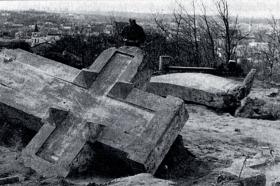 Wysadzone w powietrze krzyże na Górze Trzykrzyskiej, fot. z 1988 r.