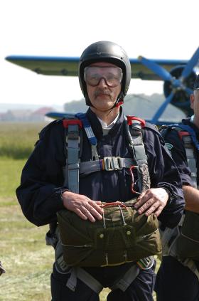 Lider Nowej Prawicy wykonuje swój pierwszy skok spadochronowy.