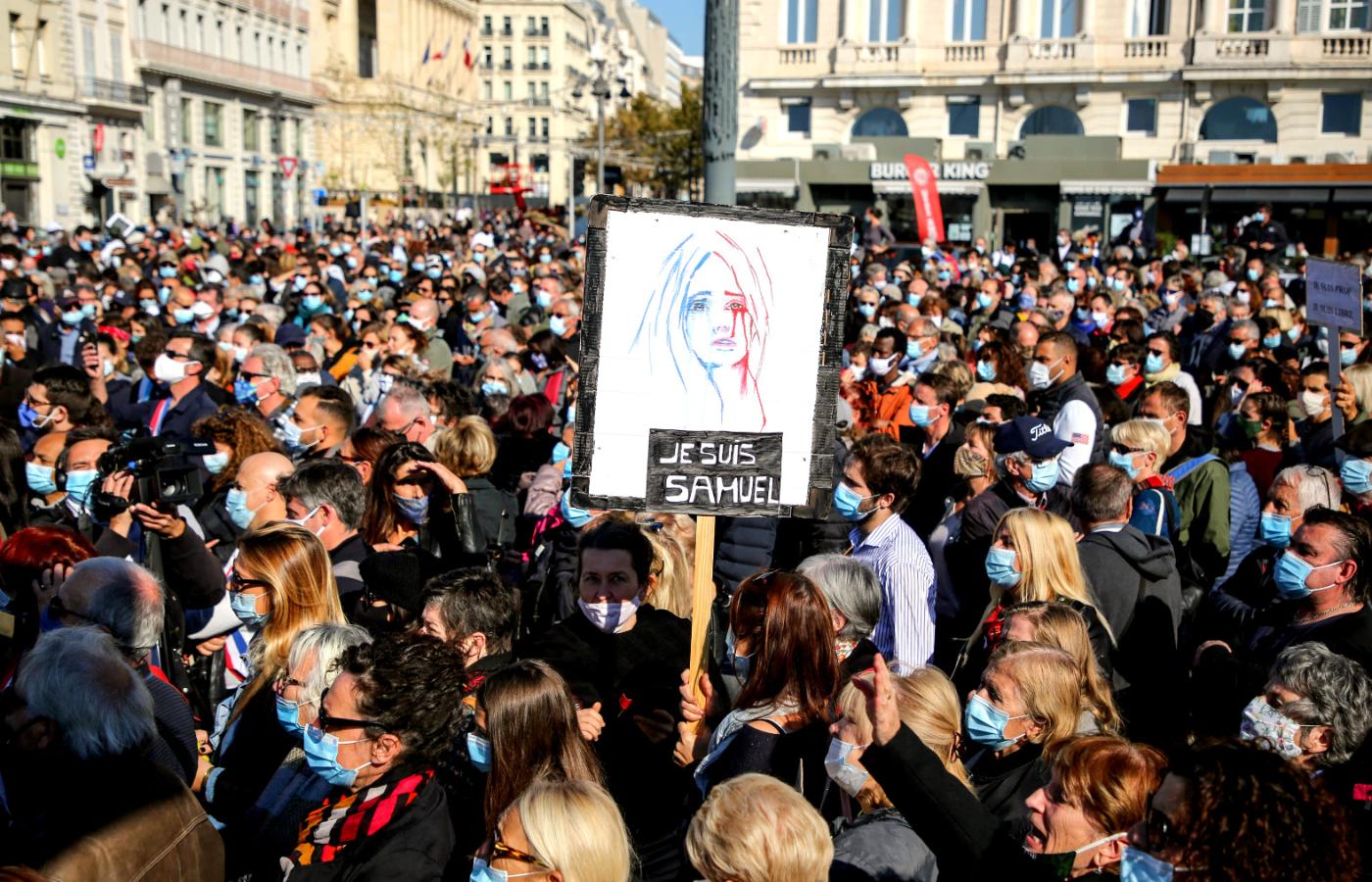 Na ulicach wielu francuskich miast odbyły się manifestacje, oddające cześć Samuelowi Paty’emu i wyrażające potępienie islamistów. Na zdjęciu Marsylia, 18 października 2020 r.