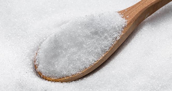 Erytrytol należy do cukroli, cechuje się zerowym indeksem glikemicznym, a zarazem słodkością na poziomie 60–70 proc. w porównaniu do sacharozy.