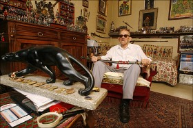 Jean Sassi wśród dalekowschodnich pamiątek.