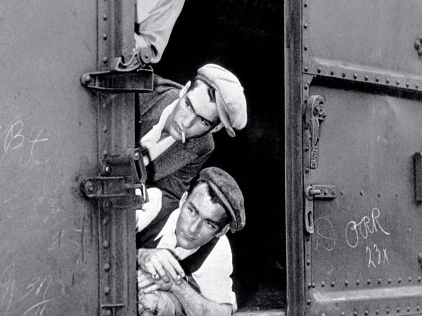 Trzech „rycerzy wagonów towarowych”, którzy przybyli do Cincinnati w Ohio na zlot włóczęgów (National Hobo Convention) w sierpniu 1934 r. Od góry: Montana Kid, L.&N. Slim oraz Kentucky Kid, jak podpisał ich autor tego kultowego zdjęcia Otto Bettmann.