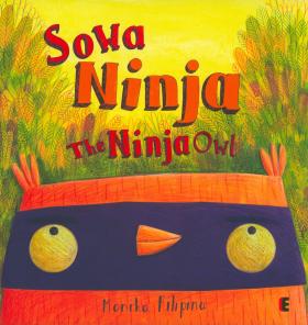 Monika Filipina, Sowa Ninja/The Ninja Owl, Ezop, Warszawa 2017.  Publikacja Ezopa to wydanie w pełni dwujęzyczne – wszystkie teksty w książeczce są bowiem po angielsku i po polsku, co ma rzecz jasna pomagać w nauce. Na szczęście cel ten nie przytłacza bardzo ciekawej historii o małej sowie, która postanowiła nie przystosowywać się do sowiego społeczeństwa. Zamiast spokojnie zdobywać wiedzę i siedzieć z kolegami w bibliotece, główny bohater, Eugeniusz, łamie stołki i fika po drzewach, bo postanawia – ku rozczarowaniu rodziców – zostać ninją! Koniec końców trzymanie się własnych zasad, krnąbrność i indywidualizm Eugeniusza wychodzi na dobre całej sowiej społeczności.