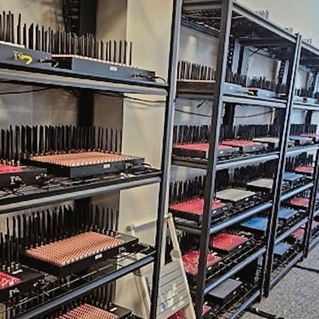 Farma SIM przejęta przez US Secret Service we wrześniu 2025 r.