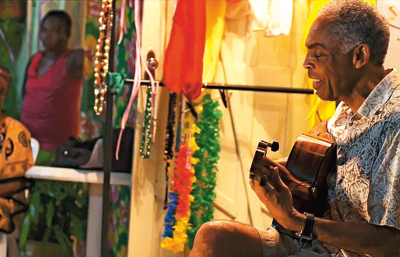 Gilberto Gil w filmie „Viramundo” daje kameralny koncert dla mieszkańców Salvador de Bahia.