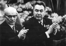 Gomułka i Breżniew w NRD. W chwili kryzysu okazało się, że kierownictwo KPZR 'wysoko ceni towarzysza Gierka'.