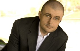 Jacek Dukaj urodził się w 1974 roku w Tarnowie