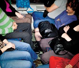 Wśród znajomych łatwiej zasnąć, a wszystkim dojeżdżającym najbardziej brakuje snu.