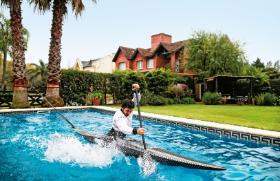 Argentyński kajakarz Sebastian Rossi trenuje w Buenos Aires w przydomowym basenie, przygotowując się do igrzysk w Tokio.