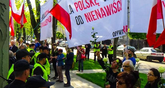 Od 10 grudnia Obywatele RP stają z białymi kwiatami w dłoniach na kontrmiesięcznicach.