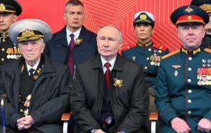 O ile lądowa inwazja na NATO wymagałaby niepopularnej dla Putina powszechnej mobilizacji i kosztownej wojny na wielką skalę, o tyle zmasowany atak powietrzny, wsparty przez infiltrację „zielonych ludzików” lub desant wydaje się wykonalny.