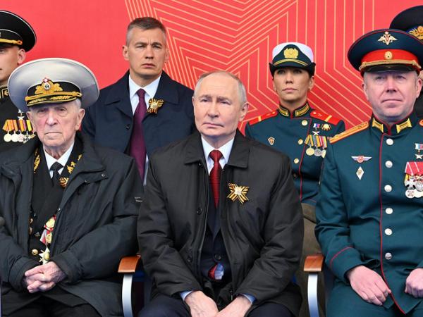 Władimir Putin (w środku) na paradzie zwycięstwa. Moskwa, 9 maja 2026 r.