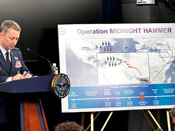 Szef połączonych sztabów gen. Dan Caine podczas konferencji prezentującej przebieg operacji bombardowania ośrodków nuklearnych Iranu. 22 czerwca 2025 r.