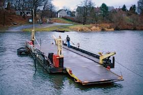 Odra, Zdzieszowice. Prom ręczny napędzany jest za pomocą maczugi