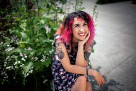 „Jako osoba nieheteronormatywna, która dokonała coming outu, czuję się tak, jakbym suwakiem rozsunęła skórę i wystawiła to, co pod spodem, na pożarcie.”