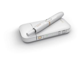 IQOS wygląda niemal jak zwykły papieros. Jego koniuszek – umieszczony w ceramicznej oprawce – podgrzewa się tylko do ok. 280 st. No i dawka nikotyny jest mniejsza.