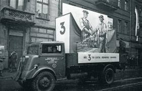 Kampania przed wyborami do Sejmu Ustawodawczego (1947 r.). Oplakatowana ciężarówka na ulicy Piotrowskiej w Łodzi.