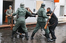 Niemcy wyciągają Żydów z kryjówek, słychać strzały, krzyki, jęki.