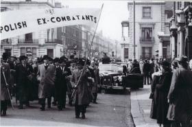 Londyn, 22 kwietnia 1956. Antysowiecka demonstracja emigrantów z Europy Środkowo-Wschodniej.