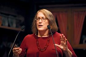 Linda Stone - konsultantka i badaczka relacji ludzi i nowych technologii, które opisywała dla „New York Timesa”, „The Economist” i „Harvard Business Review”.