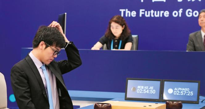 Pojedynek AlphaGo z Chińczykiem Ke Jie. Program ograł mistrza 3:0.