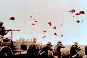 Kadr z „O jeden most za daleko”. Na kolejne fale desantu Niemcy byli już przygotowani. Już nie było miejsca na zachwyt, a wejście do akcji wymagało dużej determinacji.