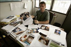 Gilles Isard, szef misji Lekarze bez Granic przy obozie Huay Nam Khao. Zajmuje się dokumentacją obrażeń, jakie uchodźcy odnieśli w wyniku działań wojennych i represji.