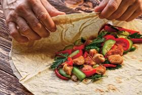 Wrap z arabską szawarmą, tu z kurczaka i warzyw
