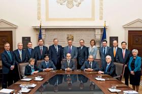 Zarząd (Rada Gubernatorów) Rezerwy Federalnej. Przewodniczący Ben Bernanke - w środku, za stołem.