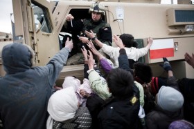 Dziewczynki stoją z boku. Chłopcy monopolizują pomoc. Kilkadziesiąt długopisów, które żołnierze mają do rozdania, rozchodzi się w kilka sekund.