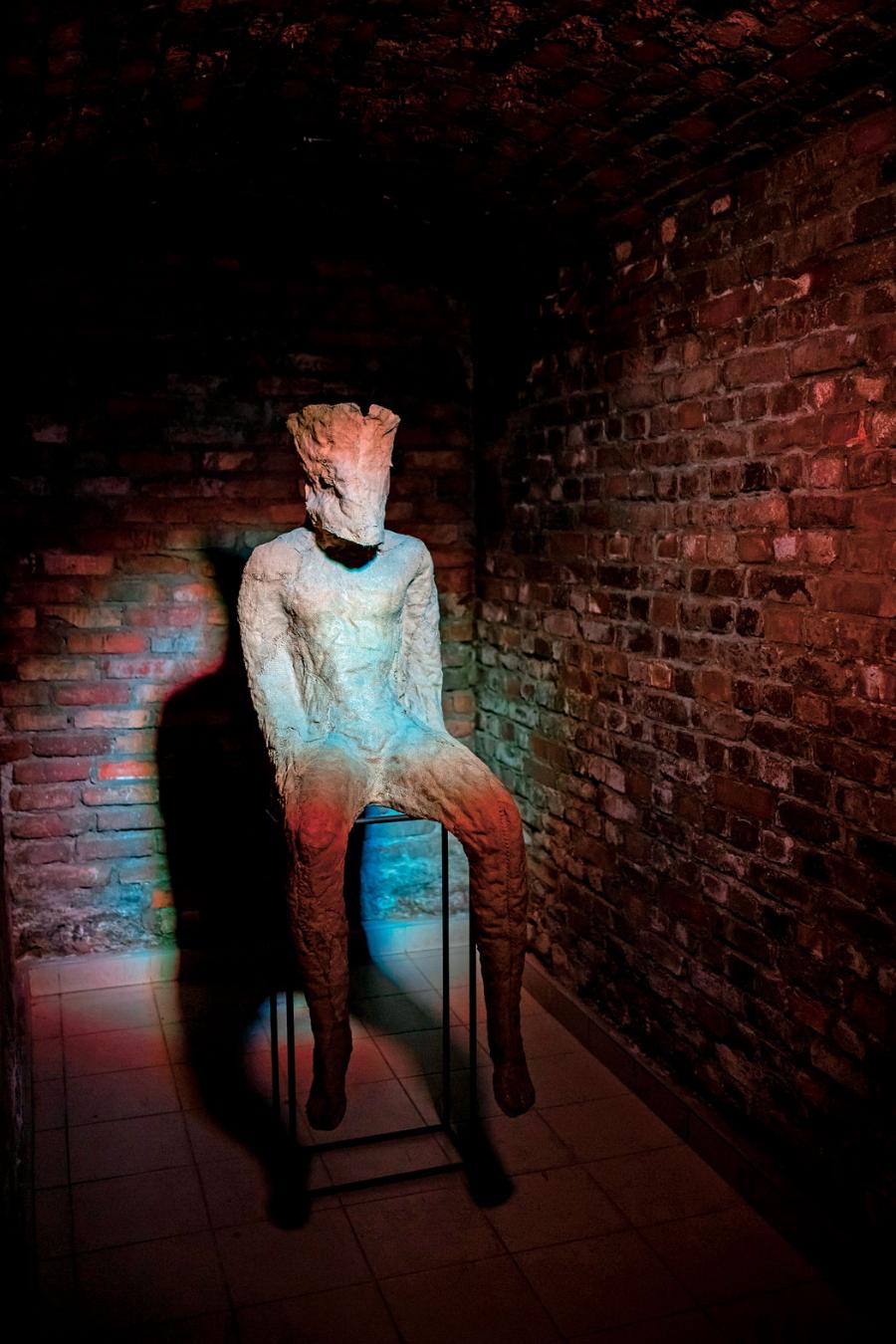 „Monster”, rzeźba Magdaleny Abakanowicz z juty, żywicy i żelaza.