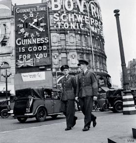 Porucznik nawigator Zbigniew Duńczewski i porucznik pilot Zdzisław Hirsz z 304. dywizjonu bombowego spacerują po londyńskim Piccadilly Circus na przepustce, 1942 r.